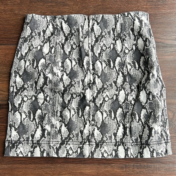 Vylette Snakeskin Printed Skirt | Mini Skirt | Snakeskin Skirt | Snakeskin - Picture 4 of 8